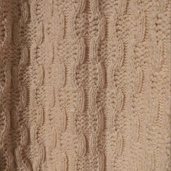 Beautiful size Large Cream Colored Men's Sweater. - Picture 3 of 3